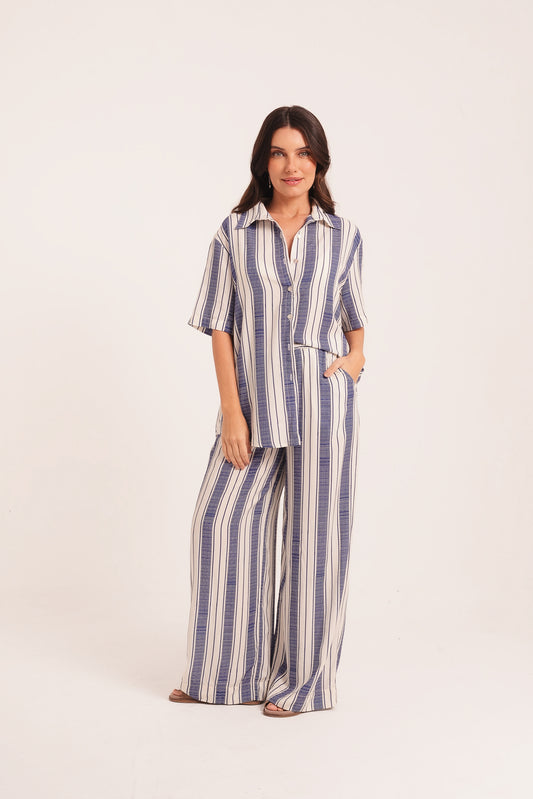 Blusa viscose listrada azul.